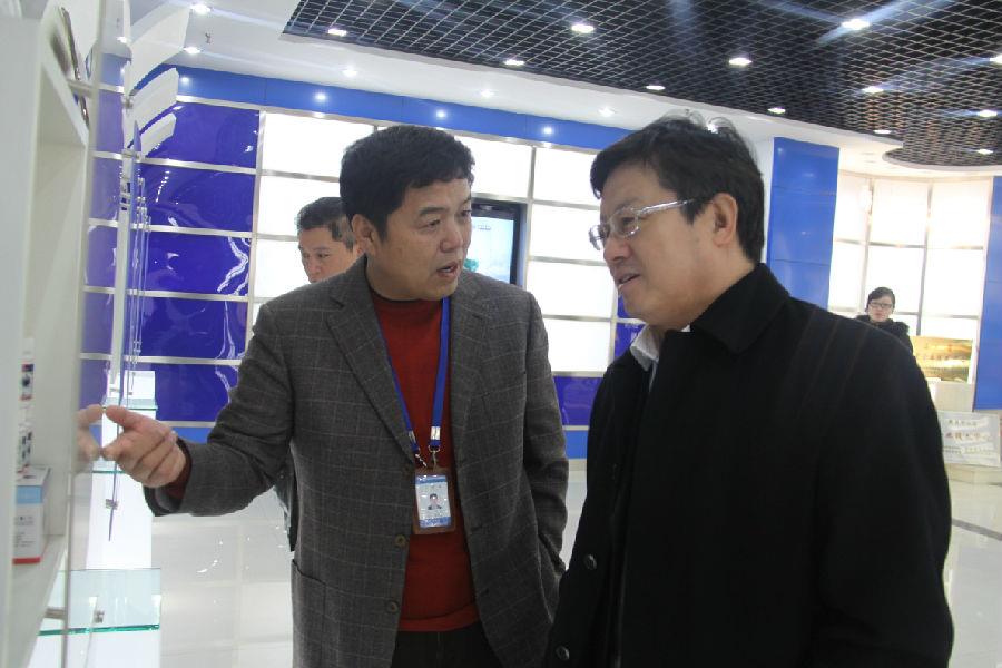青岛市委常委、副市长王晓方到米兰(milan)体育调研科研创新工作